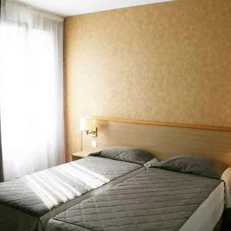 Western Le Montmartre - Saint Pierre Hotel Parigi